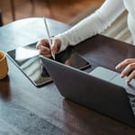 Generazione multitasking: talento o condanna del tempo moderno?