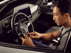 meccanico-fa-manutenzione-auto-elettrica