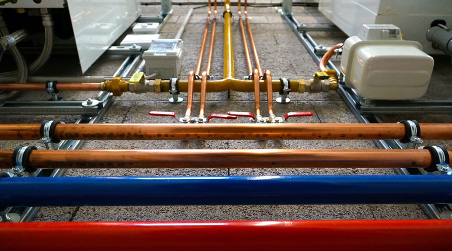 collari-in-acciaio-per-il-fissaggio-di-tubi-in-impianti-industriali